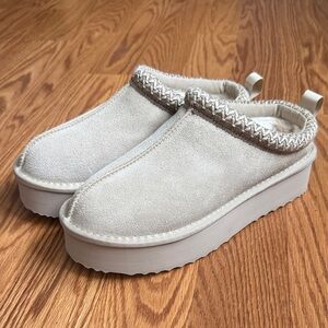 Amazon Women's Cream Slippers